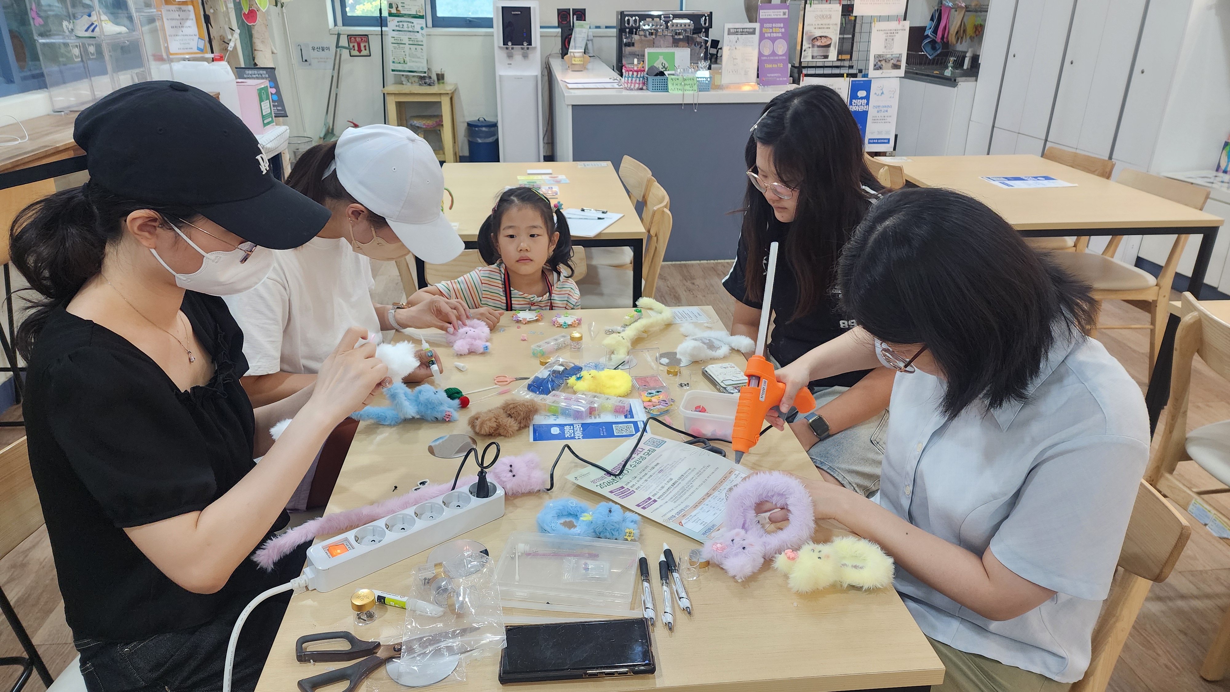 모두 손거울 활동 모습